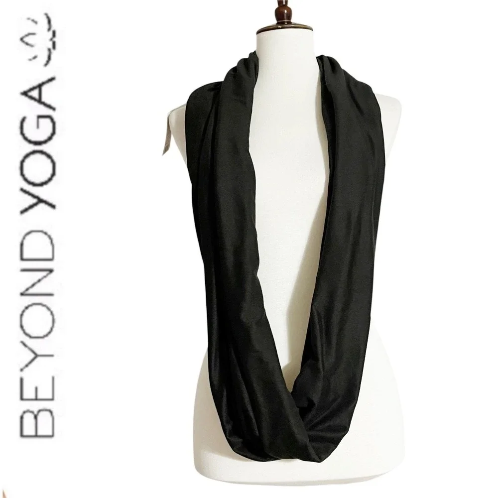 Beyong Yoga Infinity Scarf with Hidden Zipper Cellphone Pocket Black One Size